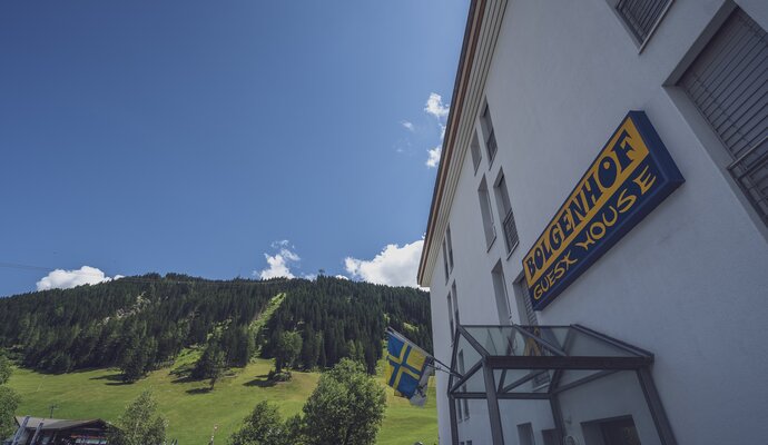 Hauseingang eines Mehrstöckigen Gebäudes | © Davos Klosters Mountains 