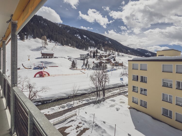 Balkon mit Ausblick zum Bolgen und Landwasser | © Davos Klosters Mountains 