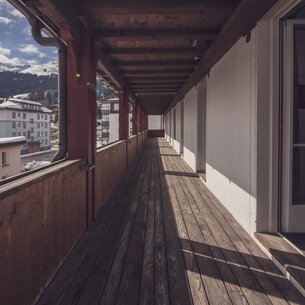 Langer Balkon mit grossen Fenstern  | © Davos Klosters Mountains 