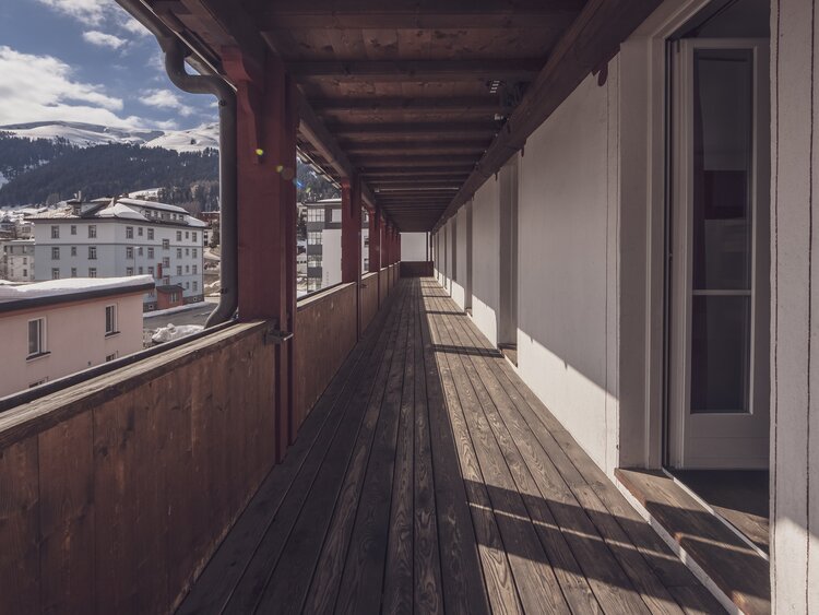 Langer Balkon mit grossen Fenstern  | © Davos Klosters Mountains 