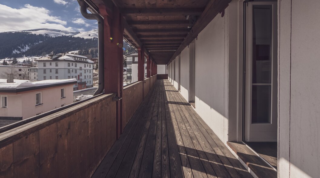 Langer Balkon mit grossen Fenstern  | © Davos Klosters Mountains 