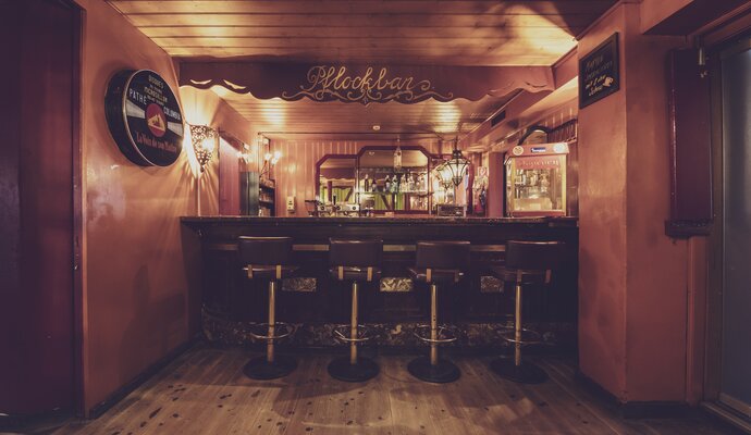 Wooden bar with a few bar stools  | © Davos Klosters Mountains 