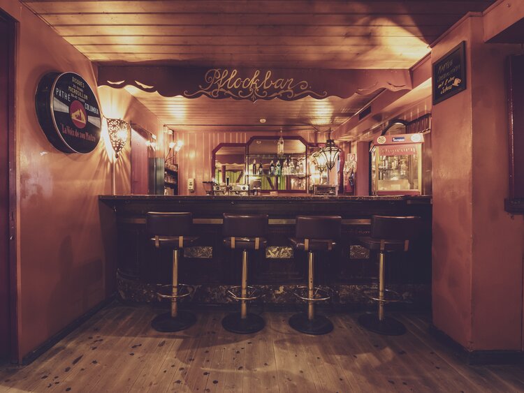 Holzbar mit einigen Barhockern  | © Davos Klosters Mountains 