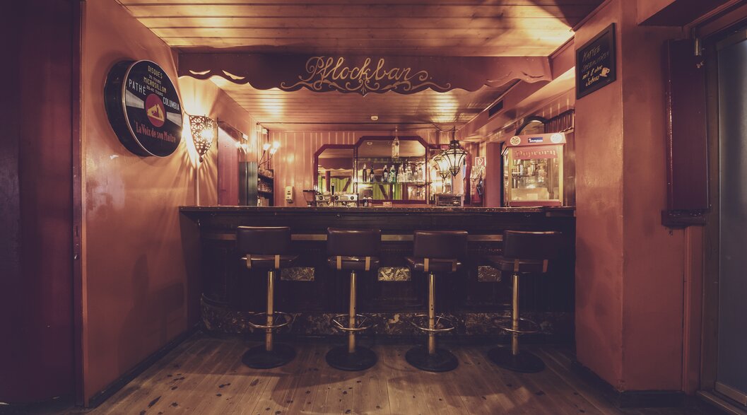 Holzbar mit einigen Barhockern  | © Davos Klosters Mountains 