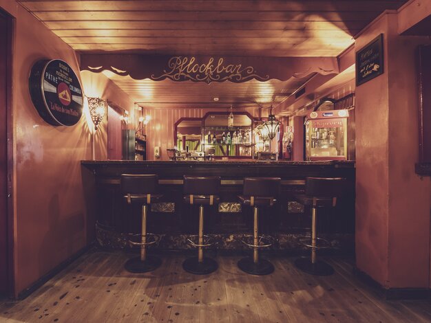 Holzbar mit einigen Barhockern  | © Davos Klosters Mountains 