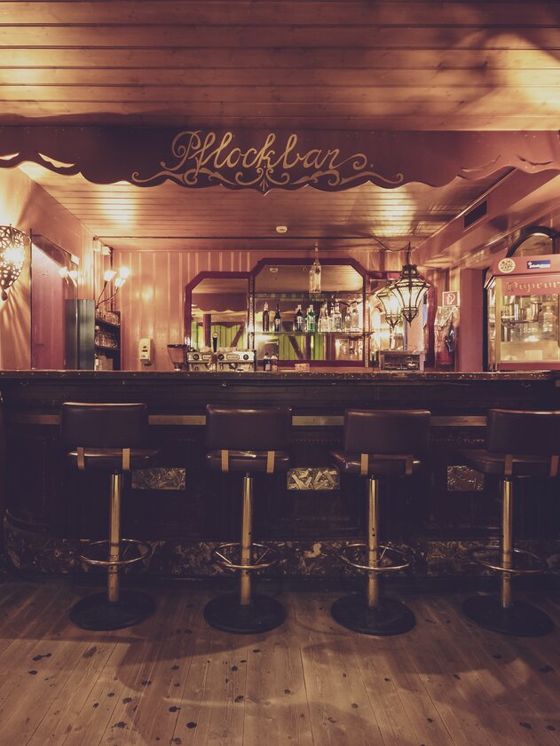 Wooden bar with a few bar stools  | © Davos Klosters Mountains 