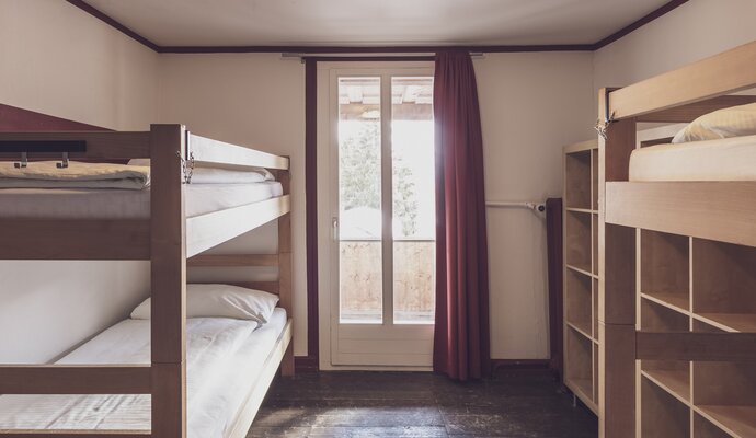 Multi-bed room with bunk beds and clothes storage | © Davos Klosters Mountains 