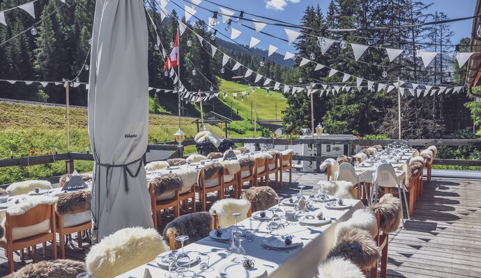 Terasse mit gedeckten Tischen vom Camping Rinerhorn | © Davos Klosters Mountains