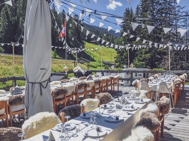 Terasse mit gedeckten Tischen vom Camping Rinerhorn | © Davos Klosters Mountains