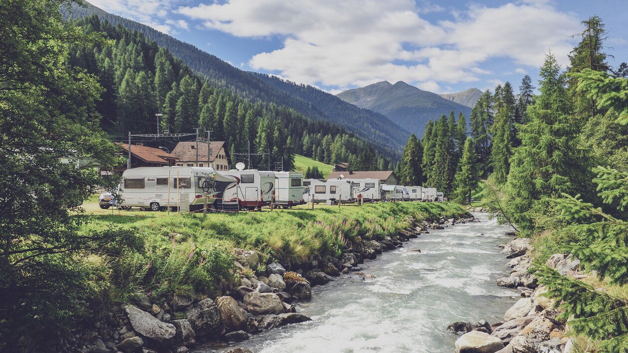 Sicht auf den Campingplatz von der Flussseite | © Davos Klosters Mountains