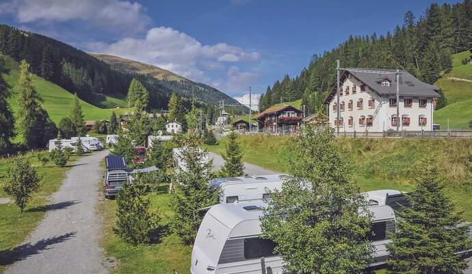 Green camping site with trees | © Davos Klosters Mountains