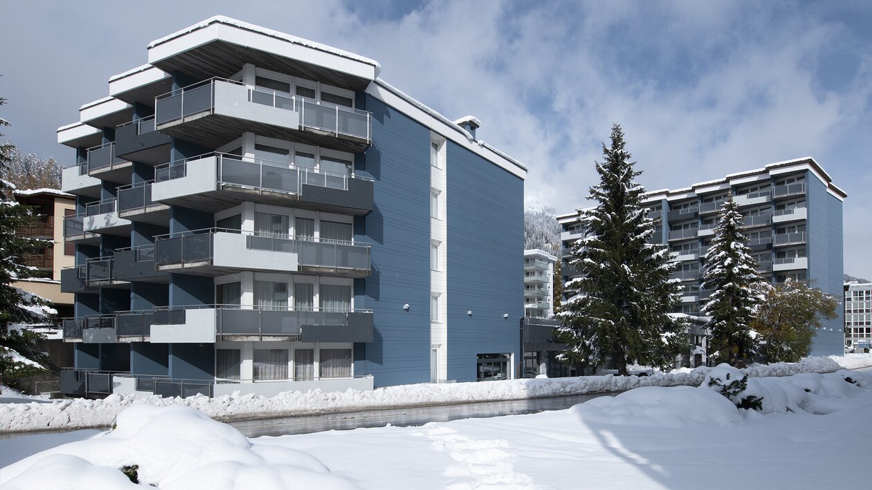 Mehrstöckiges Gebäude mit Balkonen  | © Davos Klosters Mountains 