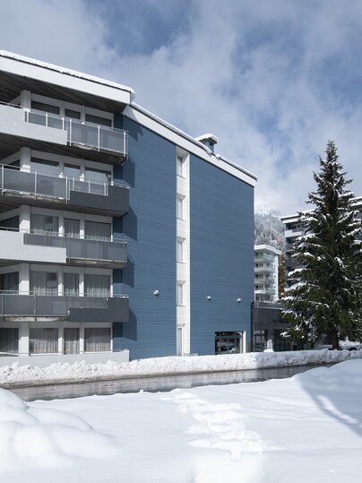 Mehrstöckiges Gebäude mit Balkonen  | © Davos Klosters Mountains 