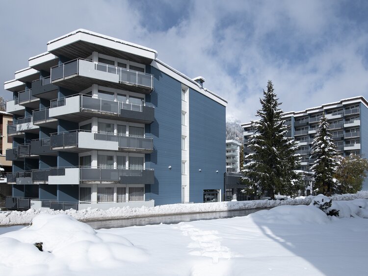 Mehrstöckiges Gebäude mit Balkonen  | © Davos Klosters Mountains 