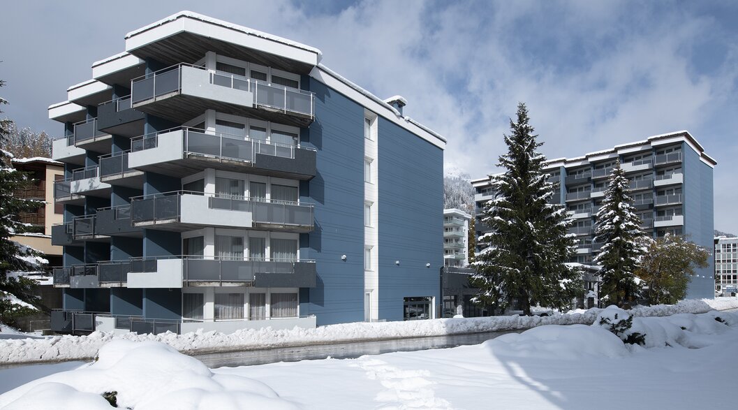 Mehrstöckiges Gebäude mit Balkonen  | © Davos Klosters Mountains 