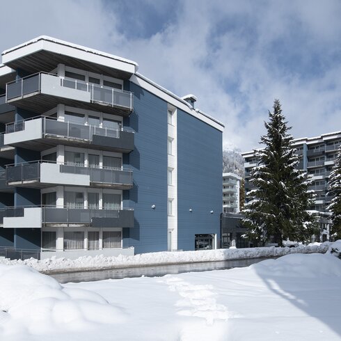 Mehrstöckiges Gebäude mit Balkonen  | © Davos Klosters Mountains 