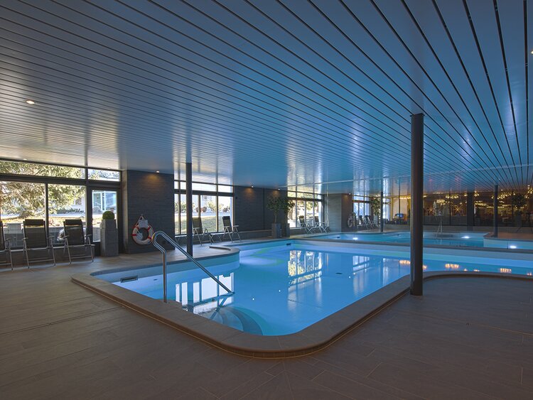 Hoteleigener Indoorpool mit Liegestühlen  | © Davos Klosters Mountains 