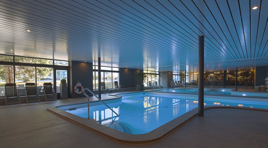 Hoteleigener Indoorpool mit Liegestühlen  | © Davos Klosters Mountains 