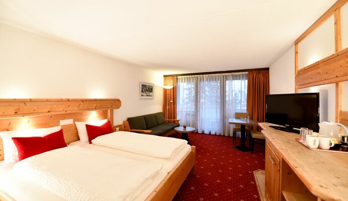 Double bed room with wood standard furnishings  | © Davos Klosters Mountains 