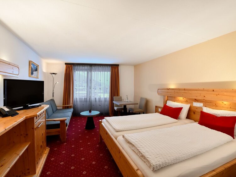 Doppelbettzimmer mit Standardeinrichtung  | © Davos Klosters Mountains 