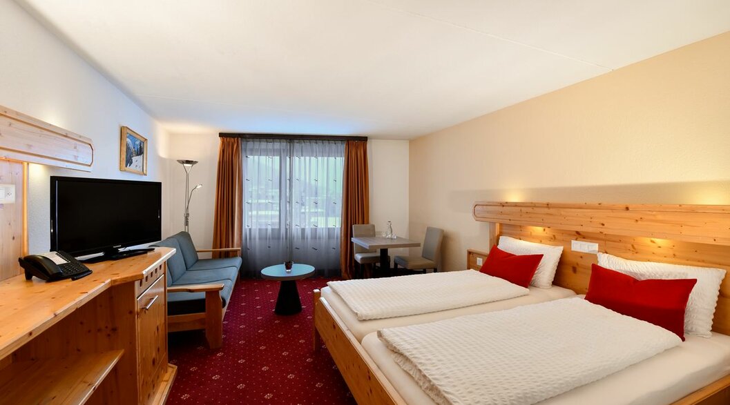Doppelbettzimmer mit Standardeinrichtung  | © Davos Klosters Mountains 