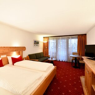 Double bed room with wood standard furnishings  | © Davos Klosters Mountains 