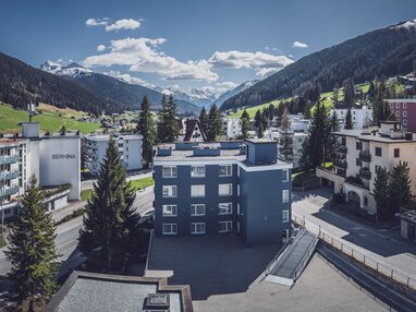 Mehrstöckiges blaues Gebäude mit Fenstern | © Davos Klosters Mountains 
