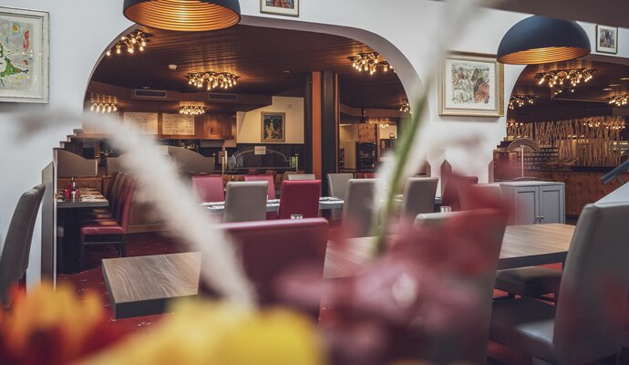 Restaurant mit mehreren Tischen und Stühlen  | © Davos Klosters Mountains 