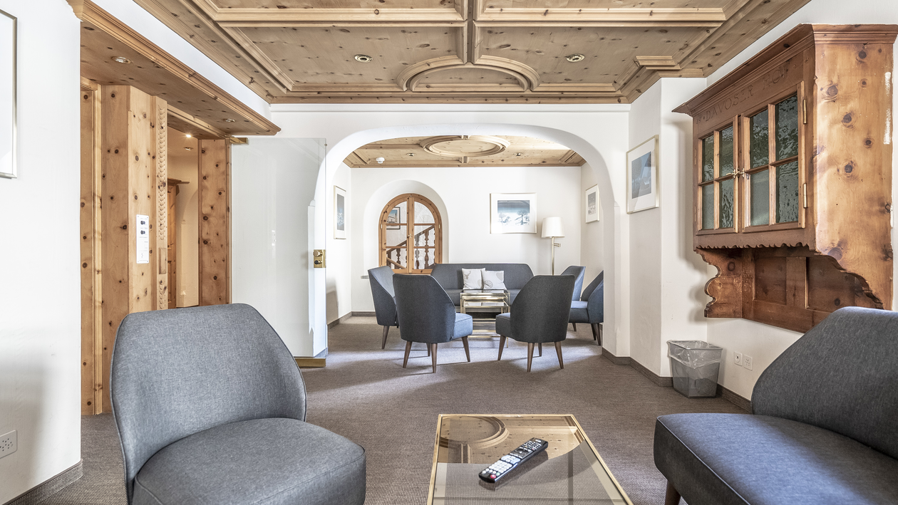 Anheimelnder Aufenthaltsraum verziert mit Holz.  | © Davos Klosters Mountains 