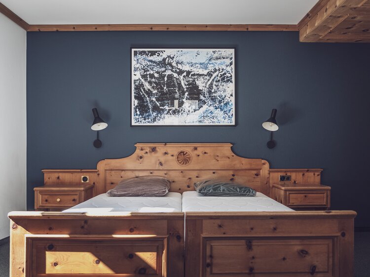 Doppelbett mit Bettwäsche und Nachtlampen | © Davos Klosters Mountains 