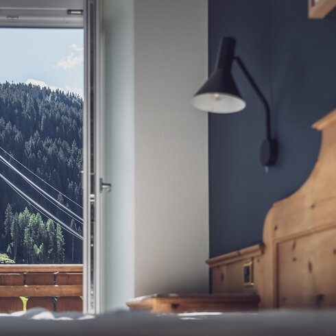 Zimmer mit Fenster und Blick auf Bergstation Jakobshorn | © Davos Klosters Mountains 