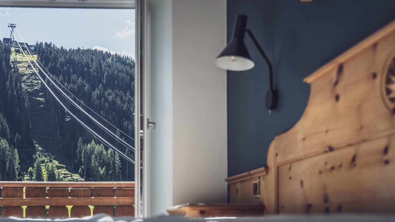 Zimmer mit Fenster und Blick auf Bergstation Jakobshorn | © Davos Klosters Mountains 
