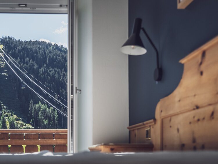 Zimmer mit Fenster und Blick auf Bergstation Jakobshorn | © Davos Klosters Mountains 