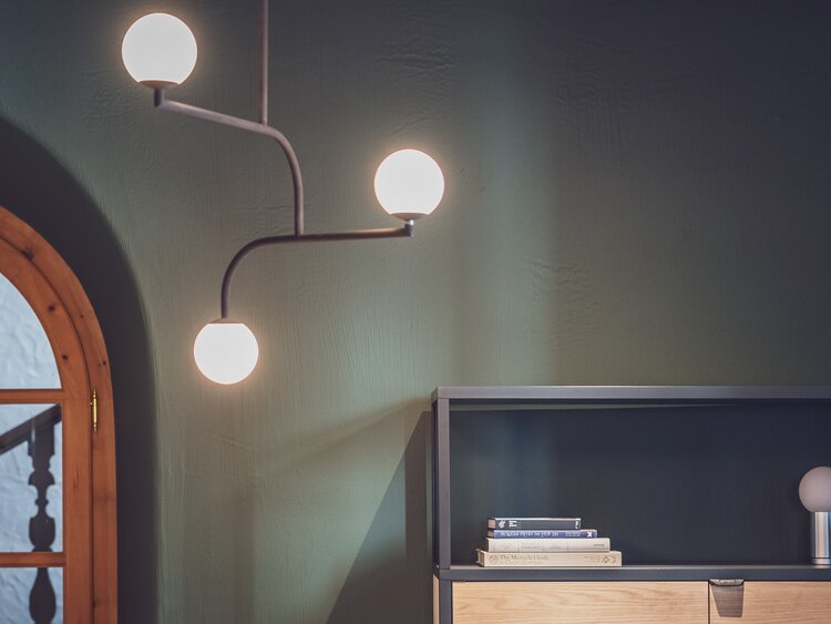 Raum mit Lampe und Büchergestell | © Davos Klosters Mountains 