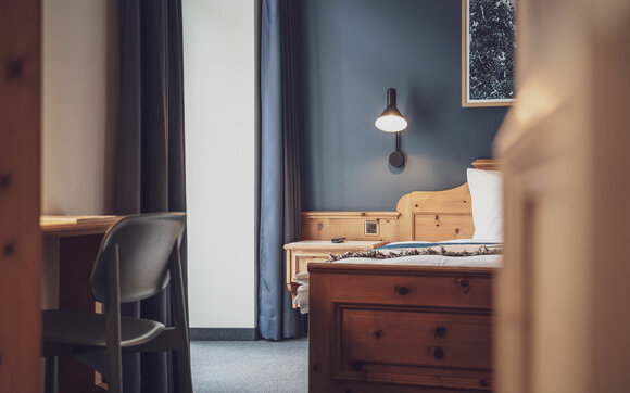 Hotel room with desk and bed | © Davos Klosters Mountains