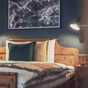 Hotelbett mit Bettlampe | © Davos Klosters Mountains