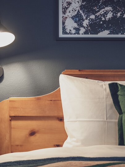 Hotelbett mit Bettlampe | © Davos Klosters Mountains