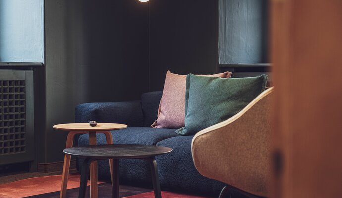 Hotellounge mit Sofa und Tisch  | © Davos Klosters Mountains