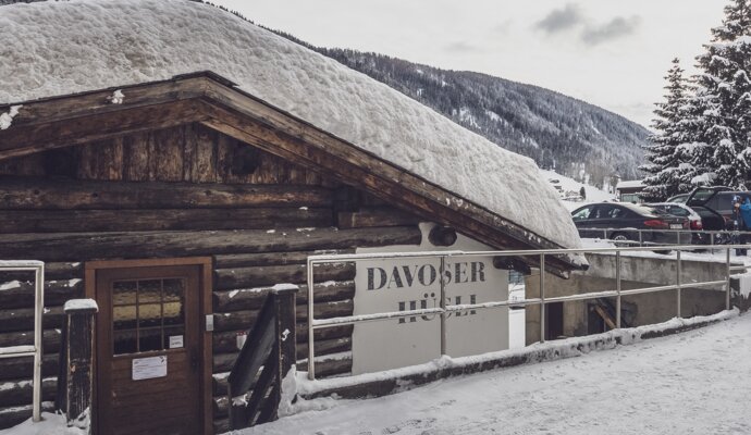 Chalet with snowy roof | © Davos Klosters Mountains 