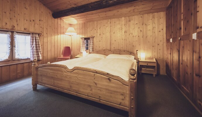 Hotel room with double bed with window | © Davos Klosters Mountains