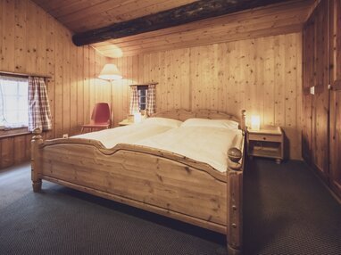 Hotelzimmer miz Doppelbett mit Fenster | © Davos Klosters Mountains