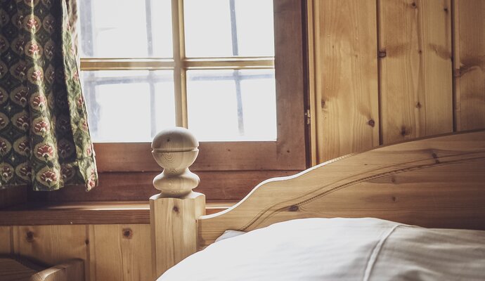 Hotel bed with small window | © Davos Klosters Mountains