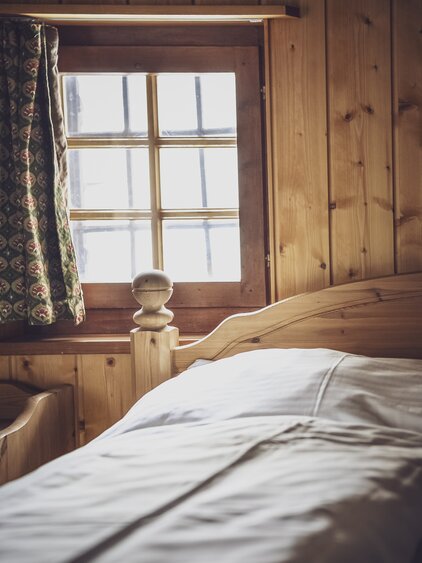 Hotelbett mit kleinem Fenster | © Davos Klosters Mountains