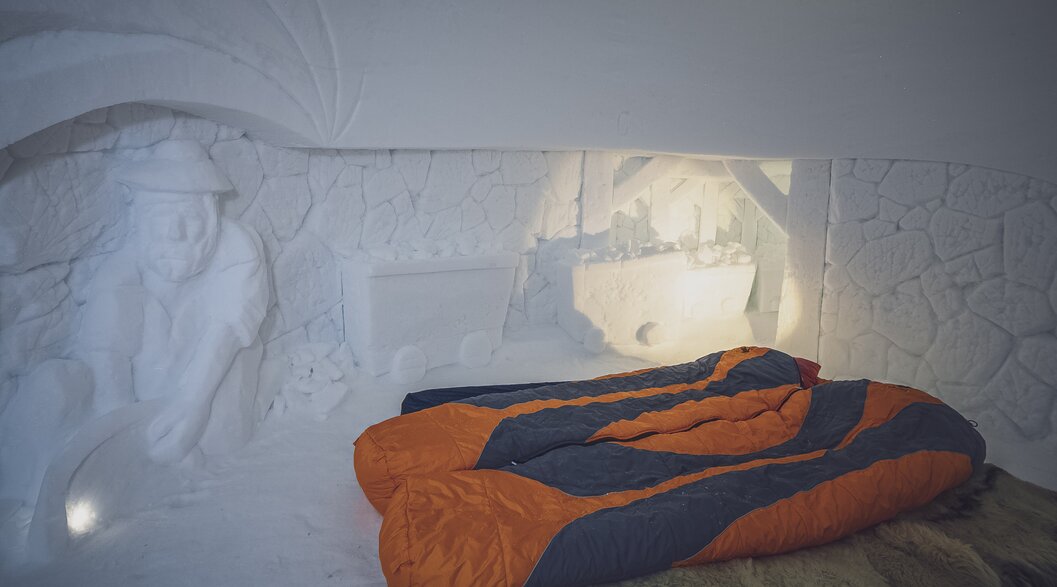 Doppelbettzimmer im Schnee Iglu mit Schlafsäcken | © Davos Klosters Mountains Doppelbettzimmer im Schnee Iglu mit Schlafsäcken | © Davos Klosters Mountains