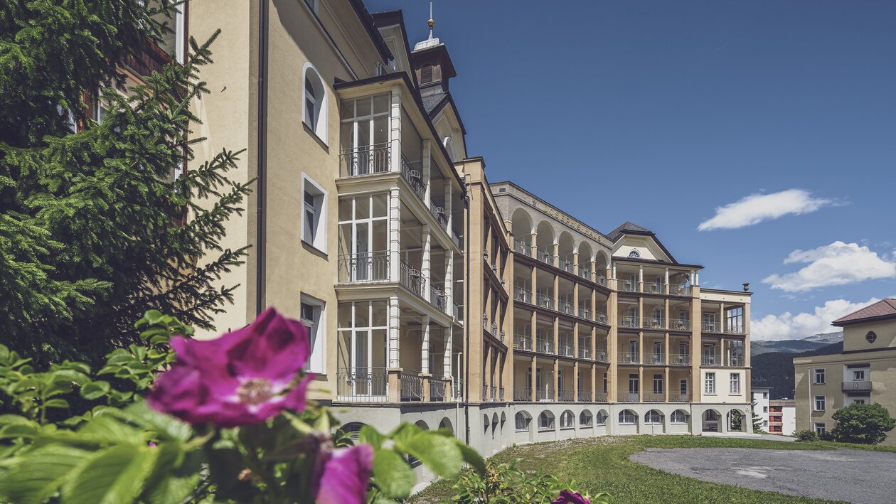 Schöner Sommertag mit Blumen in Davos.  | © Davos Klosters Mountains 