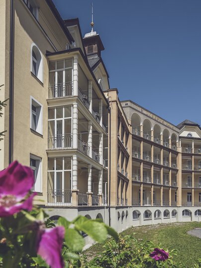 Schöner Sommertag mit Blumen in Davos.  | © Davos Klosters Mountains 