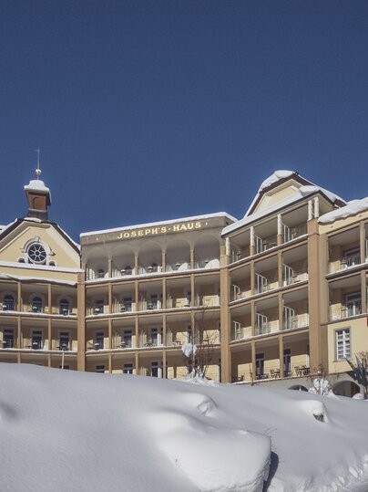 Grosses mehrstöckiges Gebäude mit Fenstern und Balkonen | © Davos Klosters Mountains 