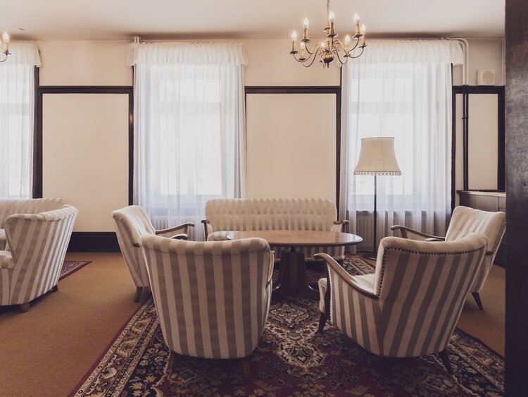 Lounge mit diversen Sitzgelegenheiten, Saloontischchen und Kronleuchtern  | © Davos Klosters  Mountians