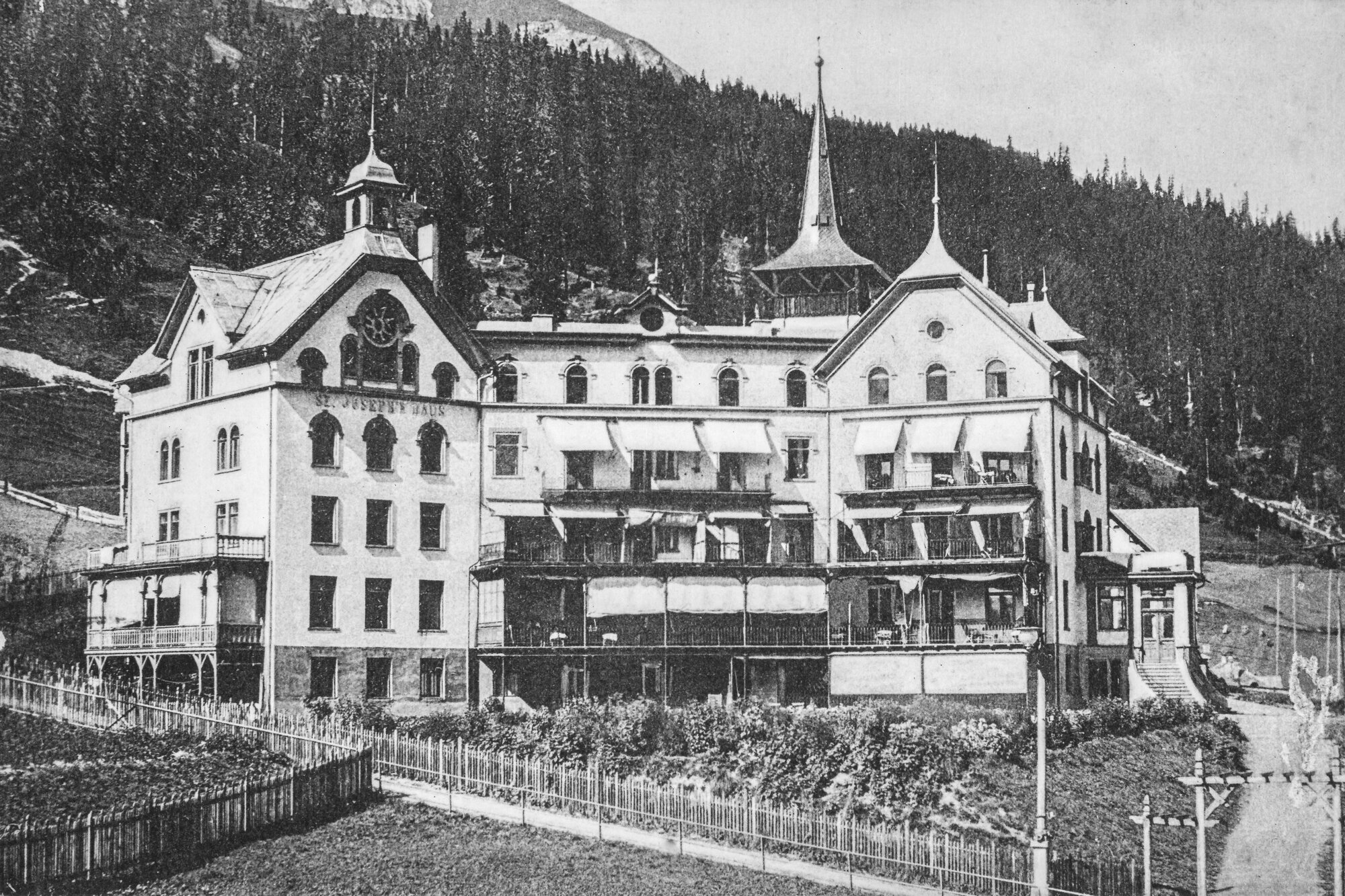 Historisches schwarz weiss Bild vom St. Josefshaus