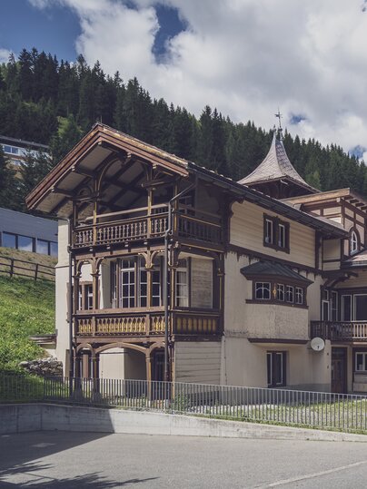Älteres Gebäude mit Balkonen | © Davos Klosters Mountains 